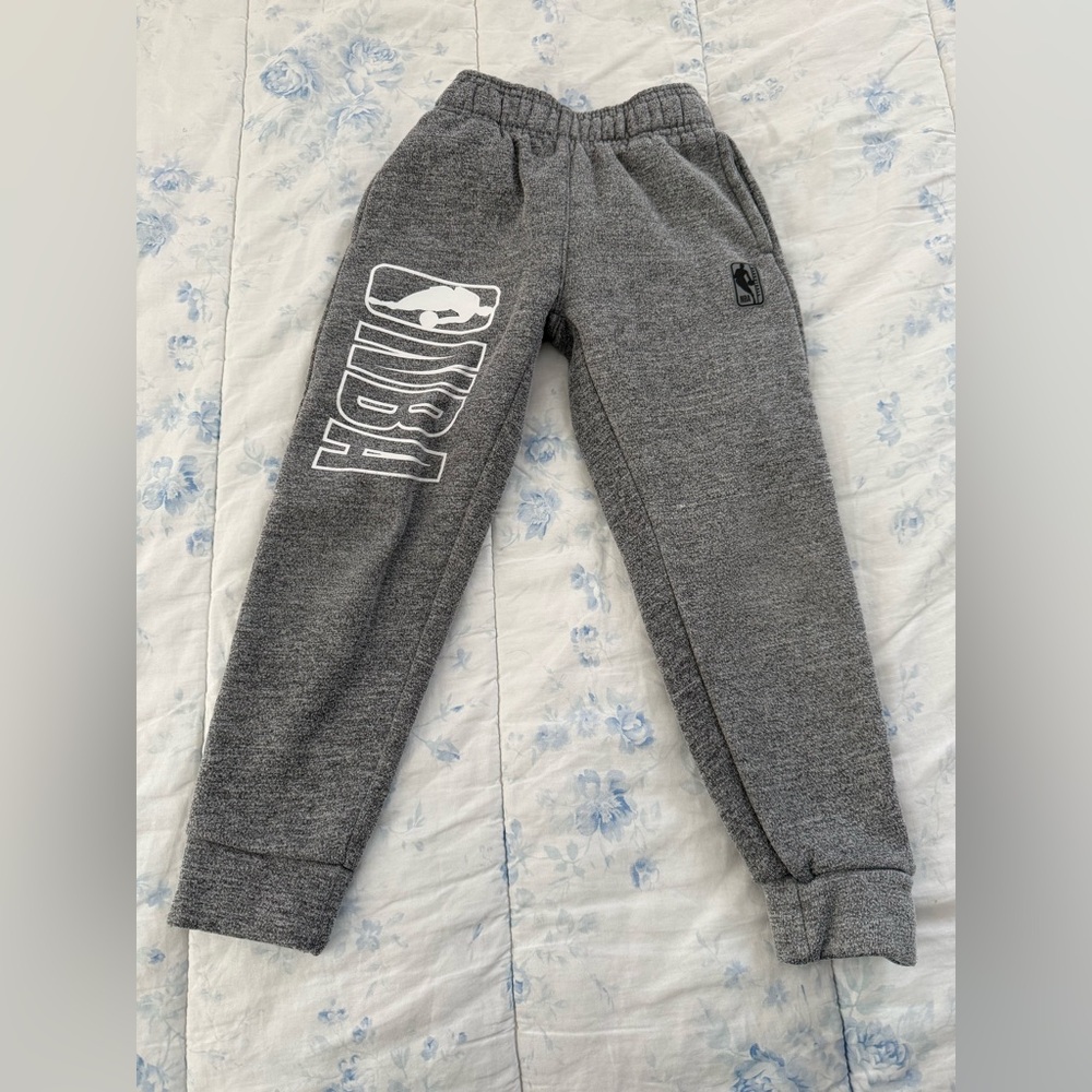 Kids Gray NBA Sweatpants Size Medium 5 / 6 little
Kids in great used condition